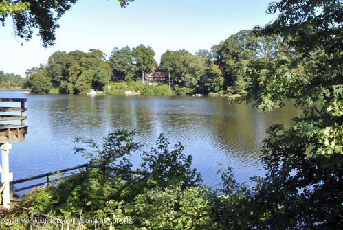 29 Hampton Ct, Tinton Falls NJ  07701-5407 exterior