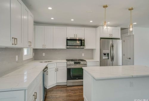 50 Arbour St, West Islip NY  11795-1015 exterior