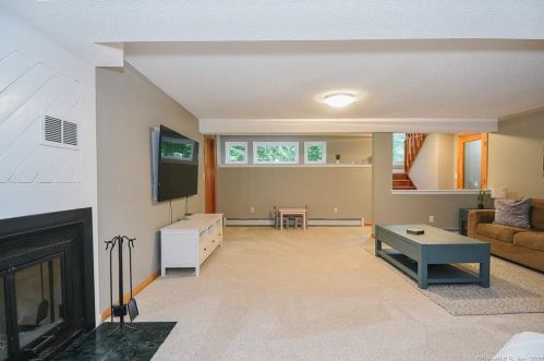 23 Woodruff Rd, Farmington CT  06032-2025 exterior