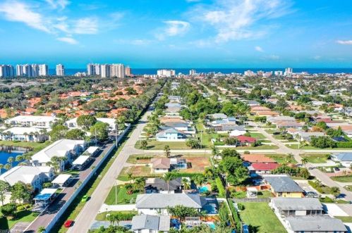 821 91 Ave, Naples FL 34108-2426 exterior