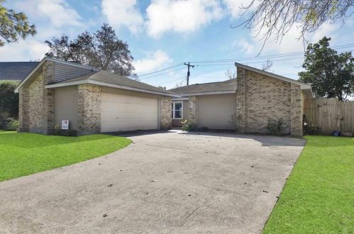 421 Forest Hills Dr, League City, TX 77573-5759