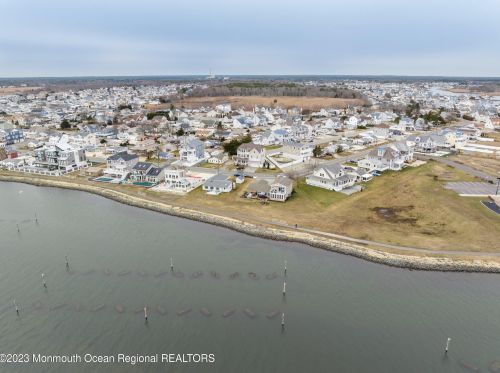 1600 Bch Blvd, Lacey NJ  08731-5031 exterior