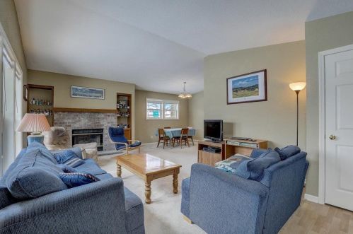 101 Winter Ln, Slinger, WI 53086-9664