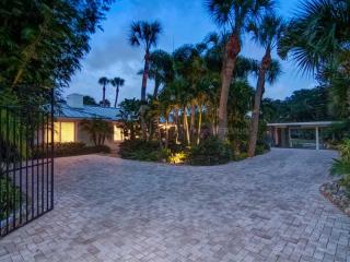 525 Cummings St, Sarasota, FL 34242-1308