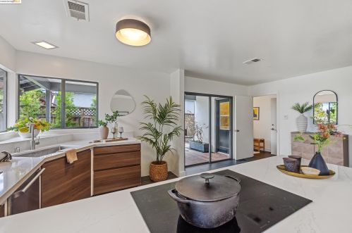 13050 Brookpark Rd, Oakland CA  94619-3504 exterior