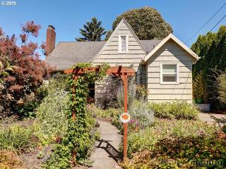 3626 63rd Ave, Portland, OR 97206-2740