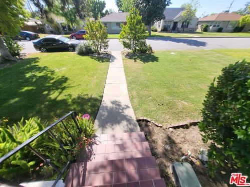 2831 Pine St, Bakersfield, CA 93301-1705