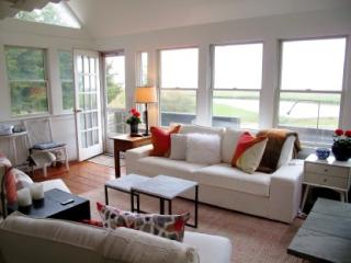 36 Short Beach Rd, Pine Neck NY  11963-1253 exterior