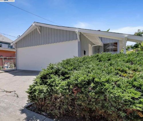 3009 Blossom St, Oakland, CA 94601-2019