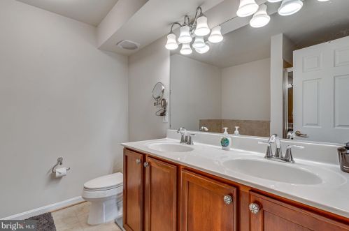 2998 Chinkapin Oak Ln, Woodbridge VA  22191-7514 exterior