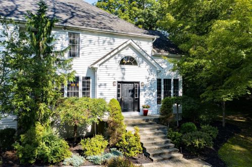 16 Stonegate Dr, Hyde Park, NY 12538-2052