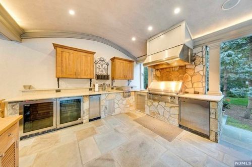 878 Seneca Rd, Franklin Lakes NJ  07417-2825 exterior