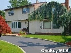 8 Cannon Dr, Holbrook, NY 11741-5202