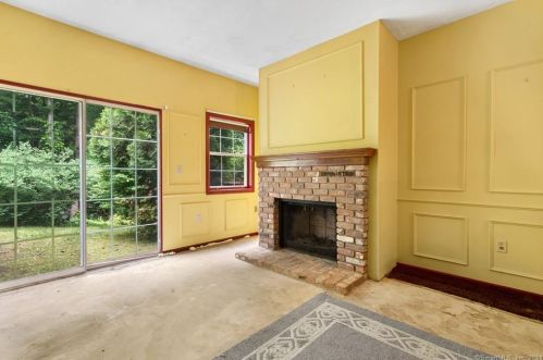 14 Rising Trail Dr, Middletown, CT 06457-1670