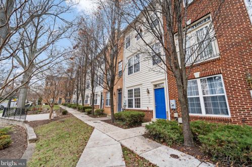 97 Danbury St, Washington, DC 20032-5874