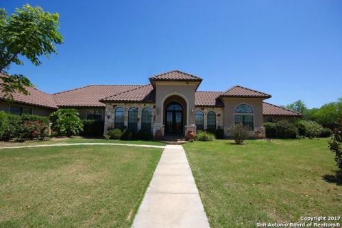 102 Oakview Dr, Floresville, TX 78114-3201