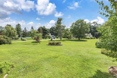 2780 Denby Dr, Yorktown Hgts NY  10598-3016 exterior