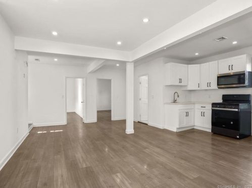 30 Dora St, Stamford, CT 06902-5415