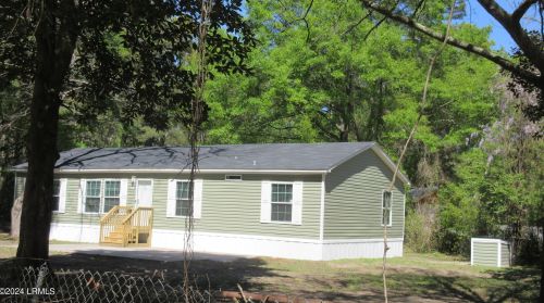 1614 Columbia Dr, Beaufort SC 29906-9725 exterior