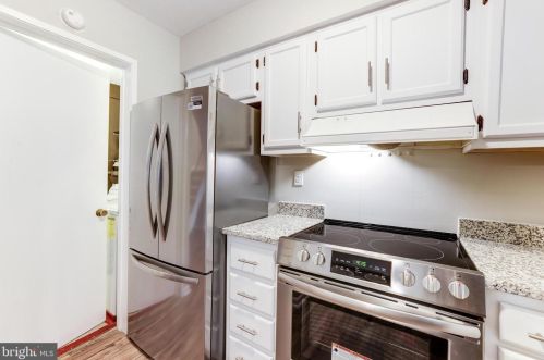 2053 Headlands Cir, Herndon VA  20191-3642 exterior