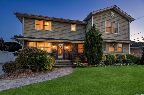 2932 Campbell Ave, North Wantagh, NY 11793-1755