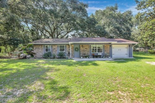 1 Country Manor Rd, Beaufort, SC 29906-8418