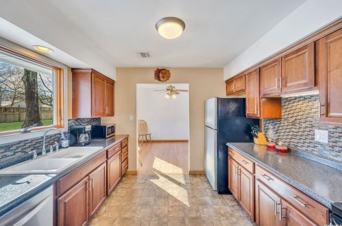 1125 Sycamore Ave, Bohemia, NY 11716-1718