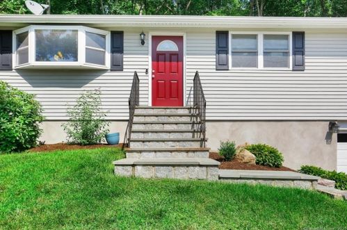 28 Twitchgrass Rd, Bridgeport, CT 06611-4635