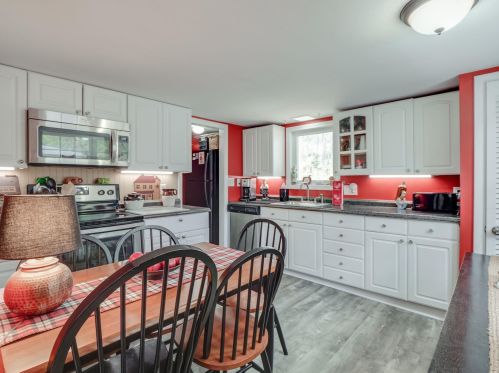 204 Dunstable Rd, Nashua NH  03062-2340 exterior