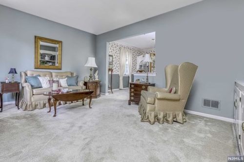 8 Winters St, Oakland NJ  07436-2623 exterior