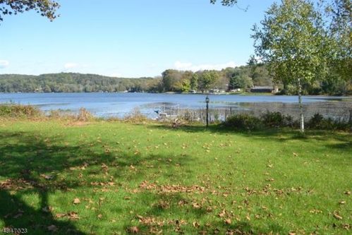 222 Lakeside Dr, Belvidere, NJ 07823-3144