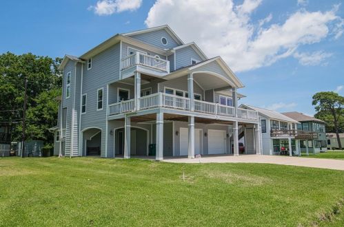 4910 Palm St, Taylor Lake Village, TX 77586-1949