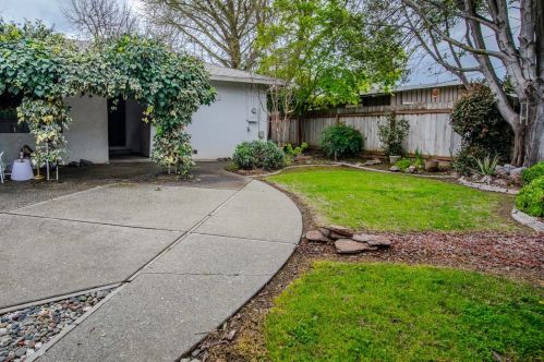 4 Casa Linda Dr, Woodland CA  95695-4612 exterior