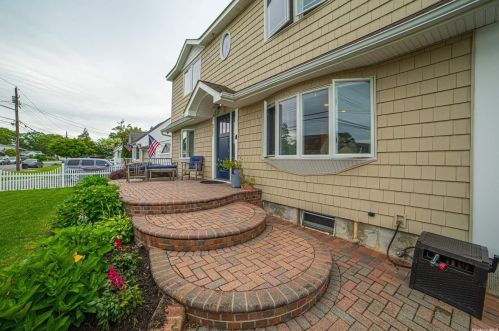 317 13th St, Deer Park, NY 11729-6401