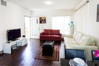 6735 Hollywood Blvd, Los Angeles CA  90028-4604 exterior