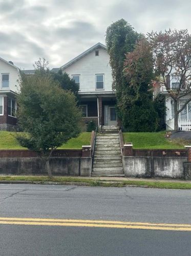 1754 Northampton St, Easton, PA 18042-3134