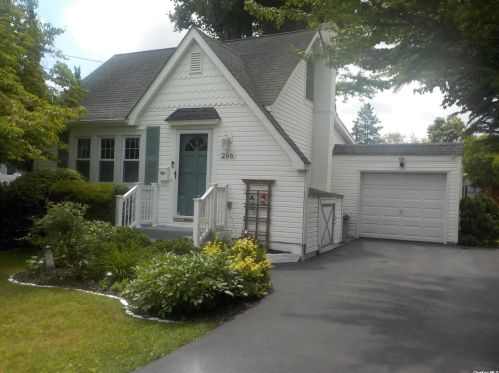 266 Neptune Ave, Babylon, NY 11704-5707