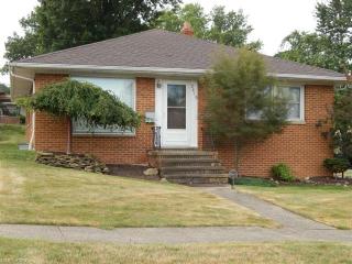 2819 Dellwood Dr, Cleveland, OH 44134-4207