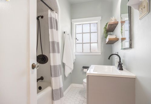 1 Kingsland Pl, Oakland CA  94619-2608 exterior