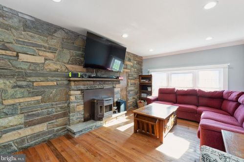 15108 Costa Dr, Woodbridge VA  22193-1647 exterior