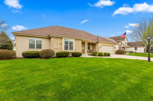 1243 Mockingbird Dr, Oconomowoc, WI 53066-2389
