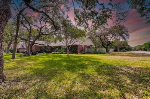 307 Fox Holw, Creedmoor, TX 78610-2827