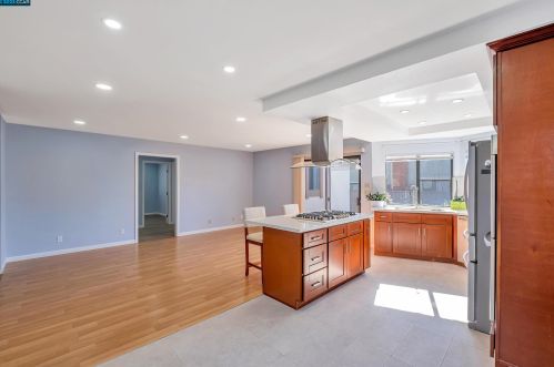 701 Begonia Dr, San Leandro CA  94578-3804 exterior