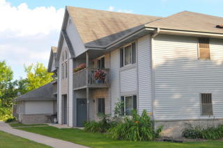 1344 Meadowcreek Dr, Pewaukee WI  53072-3989 exterior