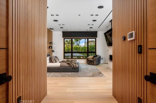 4508 Haskell Ave, Van Nuys CA  91436-3148 exterior