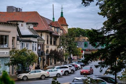 108 Monroe St, Ridgewood NJ  07450-3019 exterior