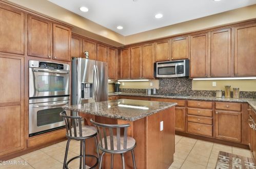 867 Coronado Cir, Santa Paula CA  93060-1666 exterior