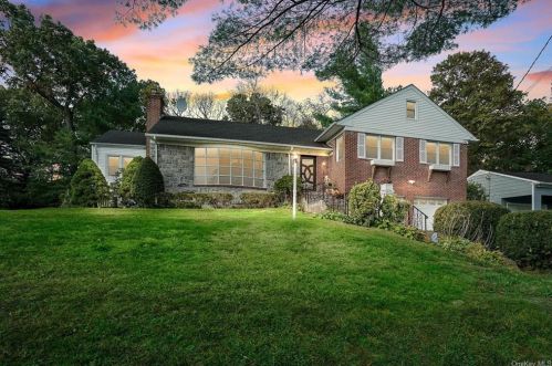 44 Pamela Ln, New Rochelle, NY 10804-2404