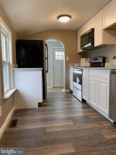 3 Queen St, West Deptford, NJ 08066-1138