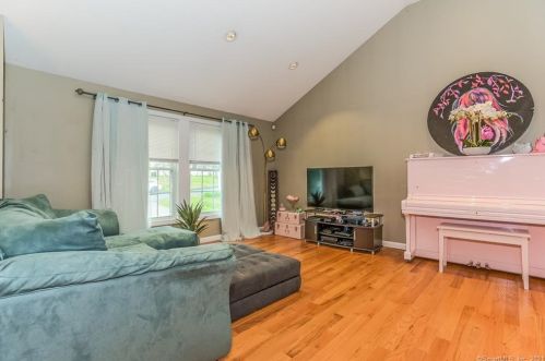 15 Country Club Dr, Gales Ferry CT  06339-1714 exterior